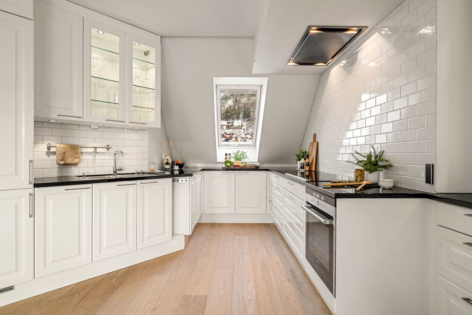 Stort kjøkken som byr på rikelig med skap- og benkeplass Galleribilde