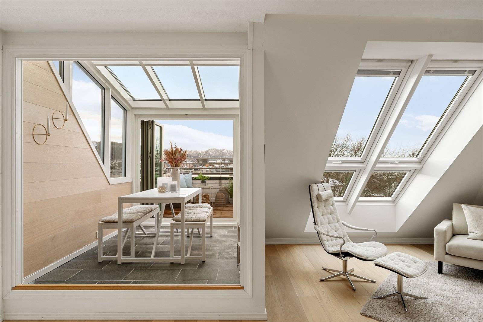 Fra stuen er det tilkomst til en vinterhage og videre til en takterasse Galleribilde
