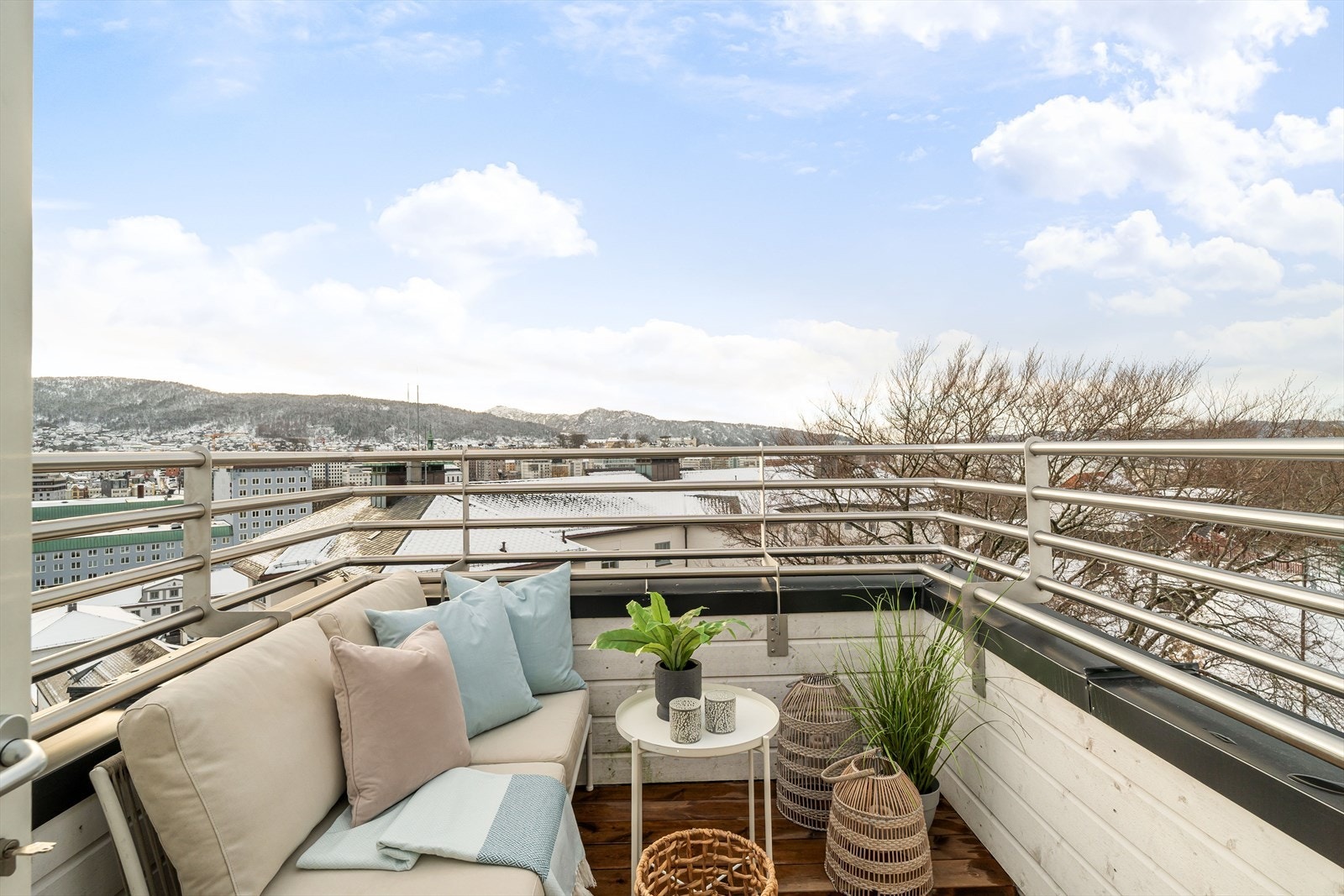 Fra vinterhagen kommer man ut til en takterrasse på 4,8m2 hvor man kan nyte solen fra morgen til kveld Galleribilde