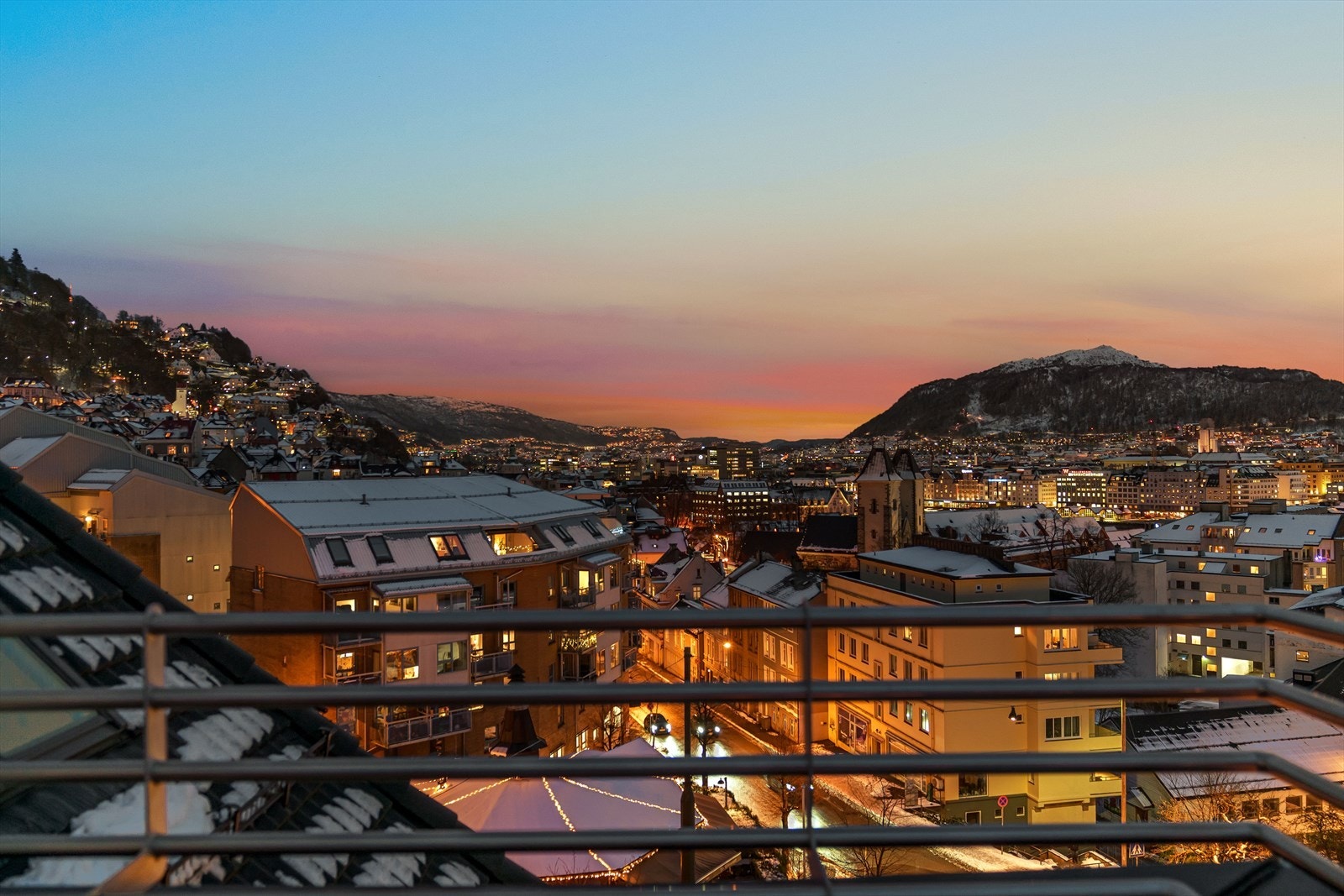 Vestvendt takterasse med panoramautsikt over byen og byfjorden | Sol fra morgen til kveld! Galleribilde