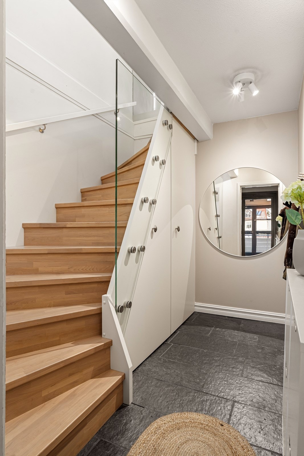 Velkommen inn! | Det første du møter når du trer inn i leiligheten er en plassbygd garderobe under trapp | Trapp fra 2023 Galleribilde