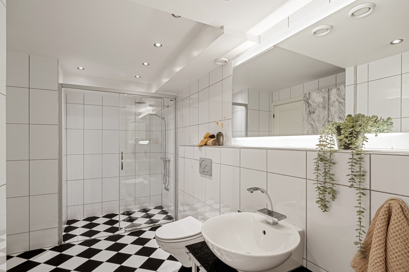 Helfliset bad i tidløse farger | Varmekabler og downlights i tak Galleribilde