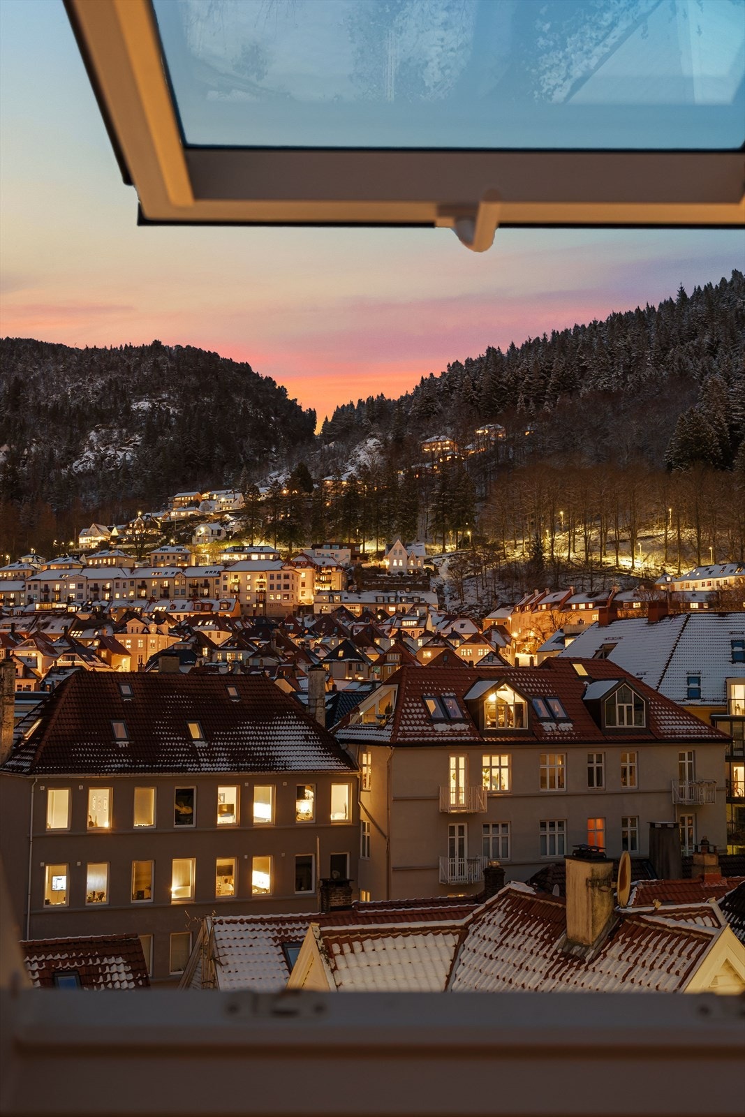 Utsikt mot fjellsiden fra kjøkkenvinduet Galleribilde