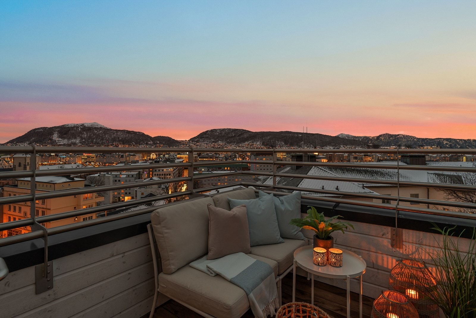 En lekker toppleilighet med flotte kvaliteter som vinterhage, takterrasse og svært populær beliggenhet Galleribilde