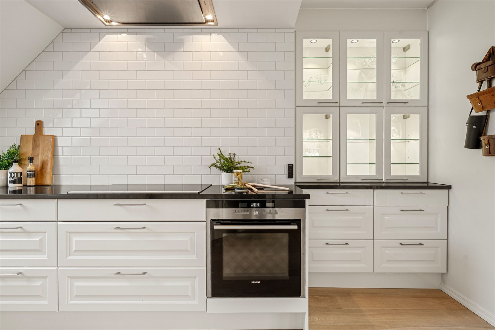 Kjøkkenet kommer med integrerte hvitevarer | Ventilator med avtrekk ut Galleribilde