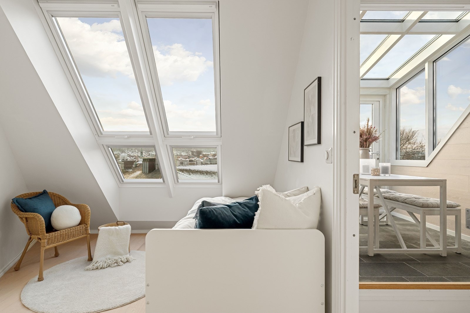 Soverom 2 måler 9,2m2 og har tilkomst til en bod som kan benyttes som walk-in Galleribilde