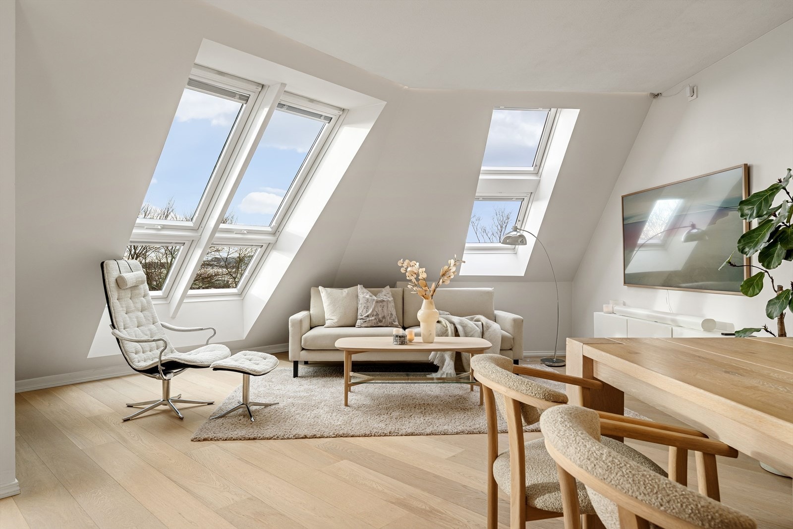 Stuen har en fin utforming som gjør det enkelt å innrede i ulike soner Galleribilde