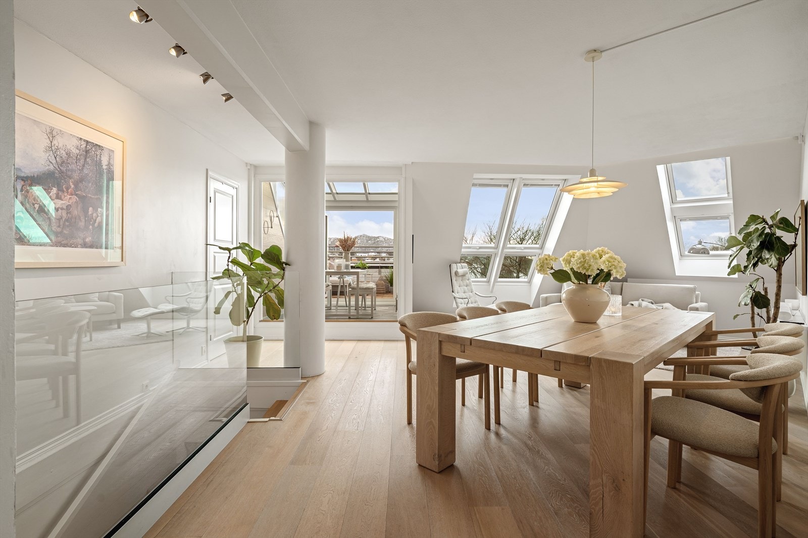 Lys og tiltalende stue med store vindusflater som slipper inn rikelig med naturlig lys Galleribilde