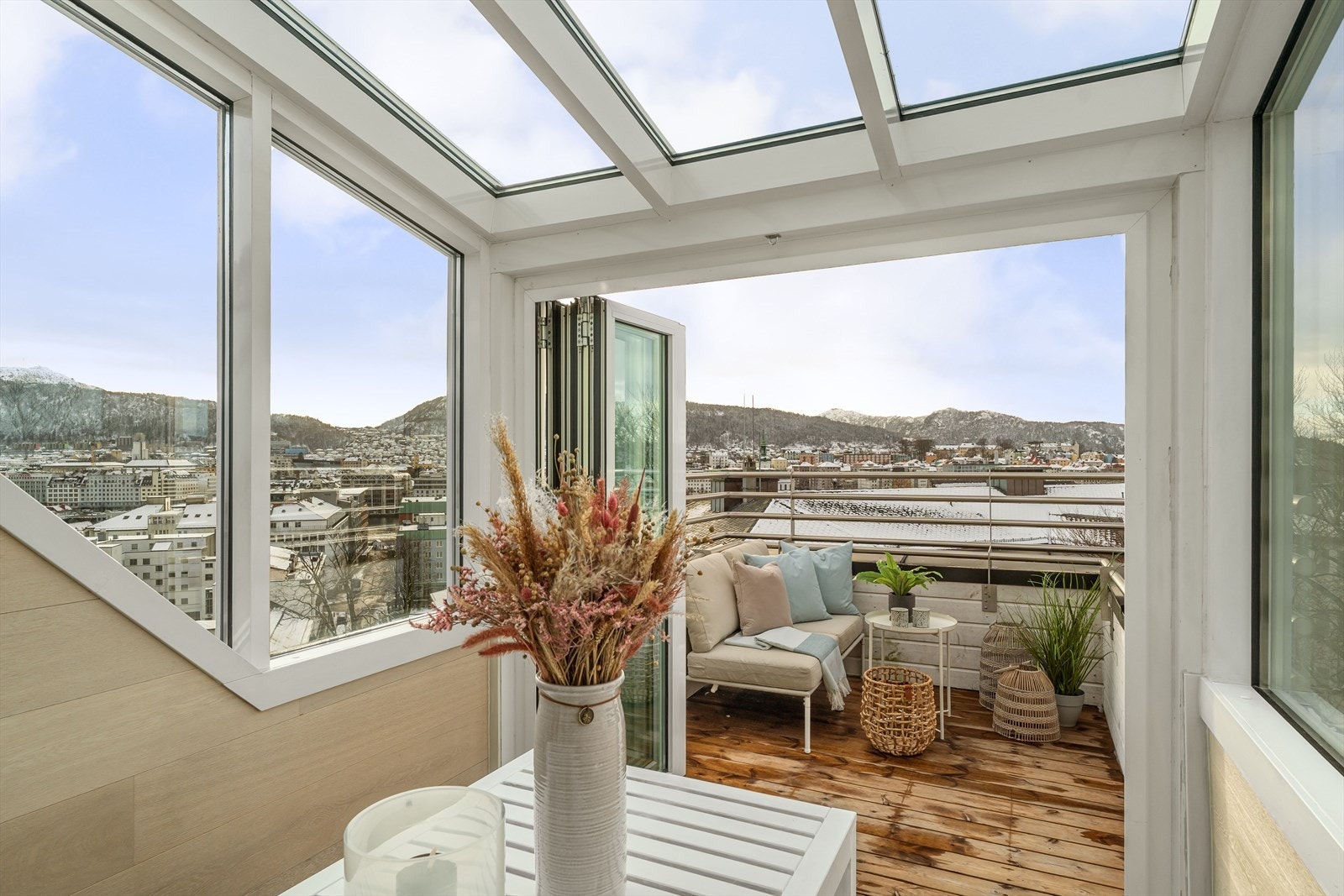 Vinterhagen blir som en forlengelse av stuen, og kan brukes uansett årstid Galleribilde