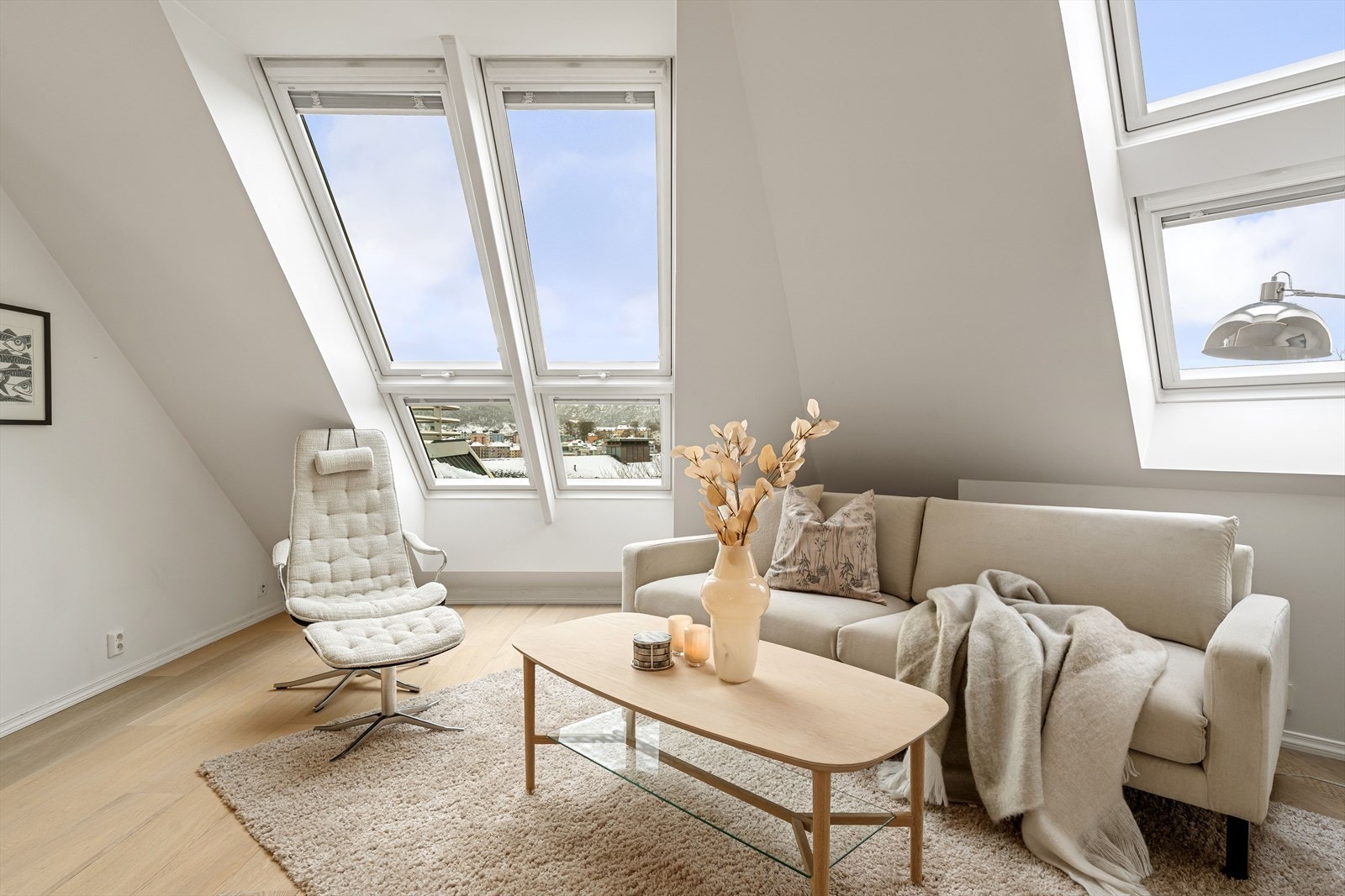 Plass til innredning med sofagruppe og tilhørende møblement Galleribilde