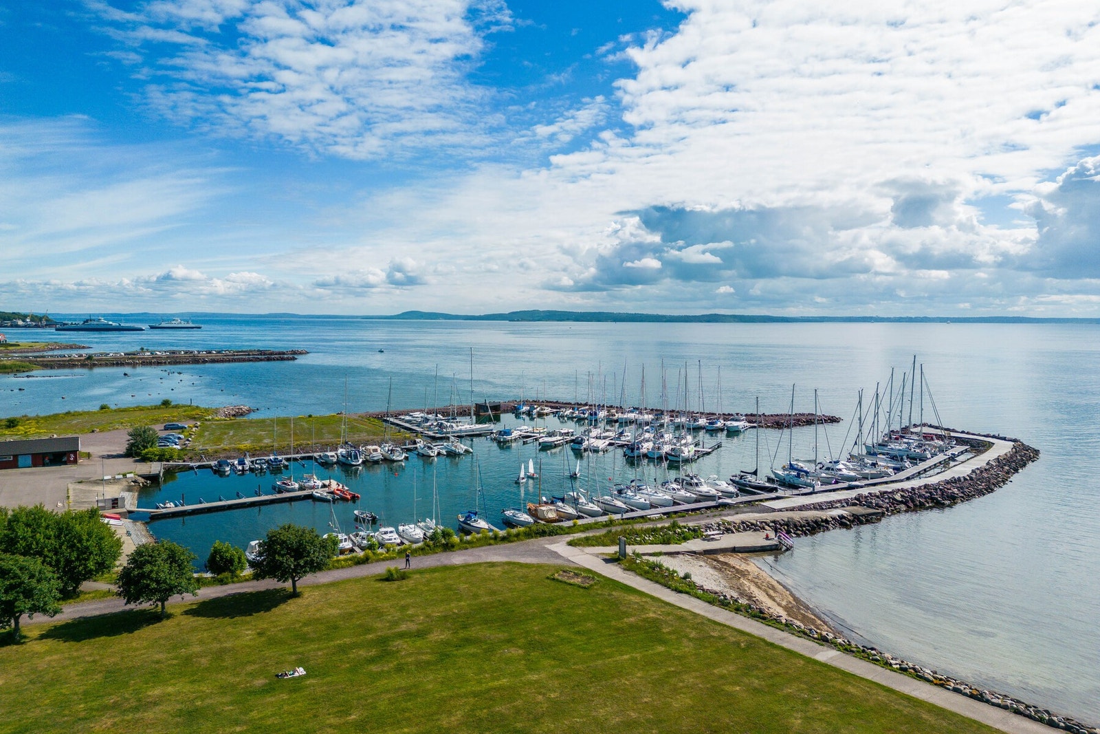 Horten seilforening på Rørestrand med seilerhus, havneanlegg samt rikelig plass for bilparkering og vinteropplag av båter. Galleribilde