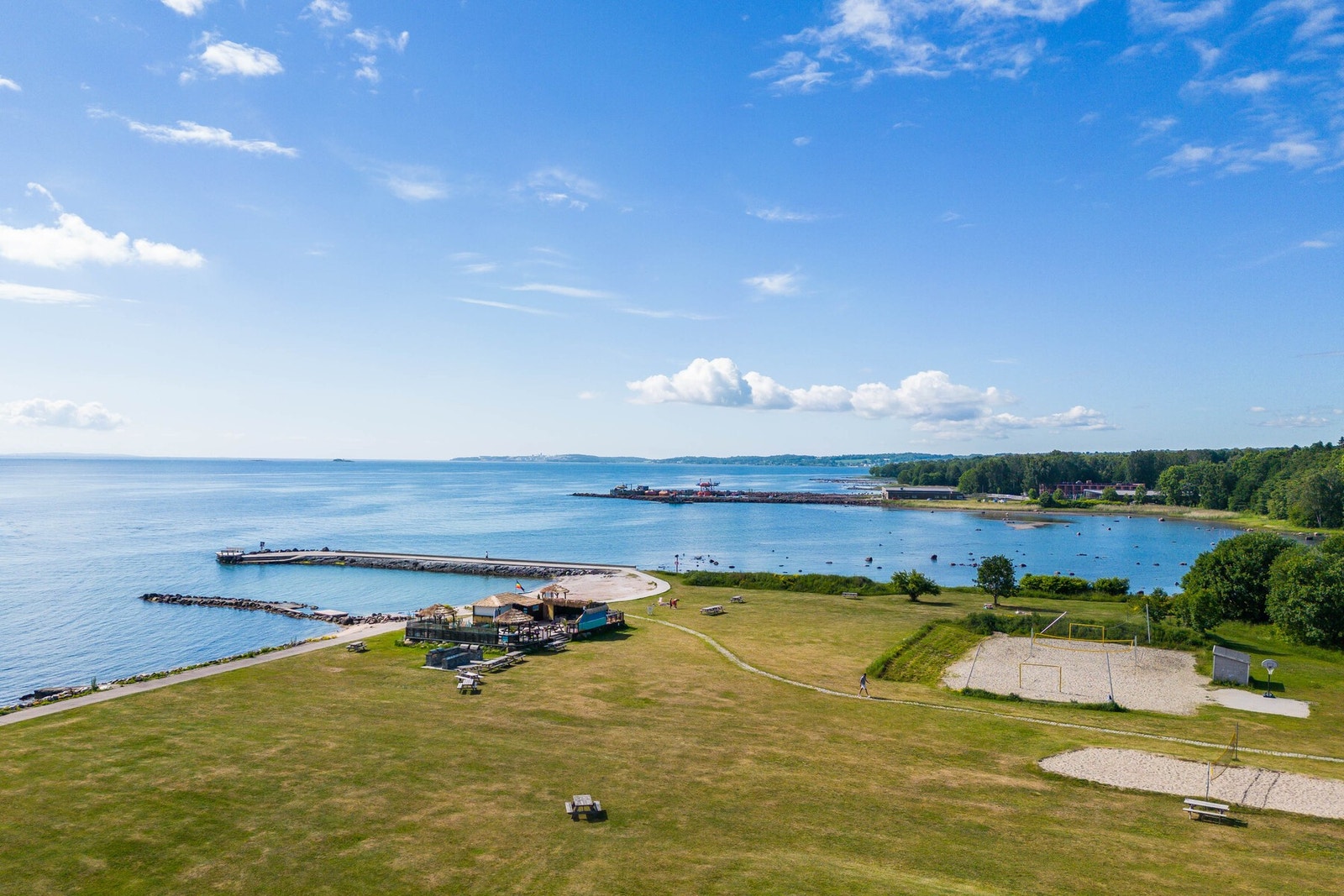 Rørestrand badeplass med stor gresslette med vollyballbane, sandstrand, strandbar m.m. Galleribilde