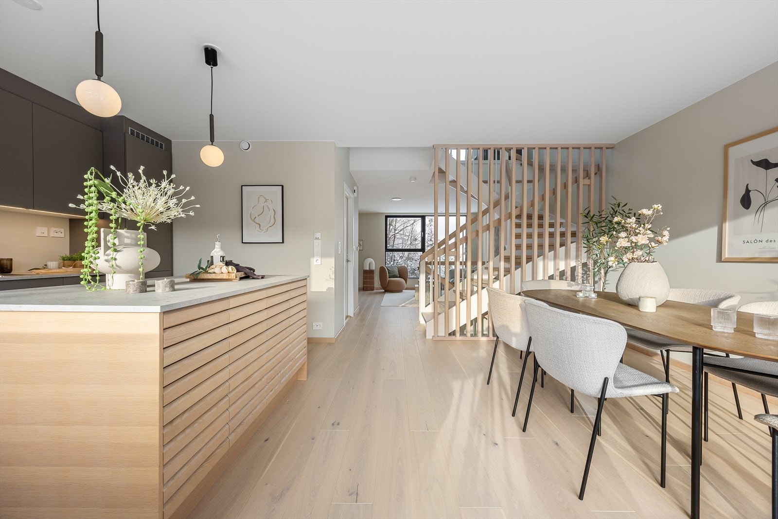 Eiendomsmegler MNEF Kristine Følkner ønsker velkommen til Ullveien 66, et nytt, lekkert rekkehus over tre plan. (Foto: Wlodek ) Galleribilde