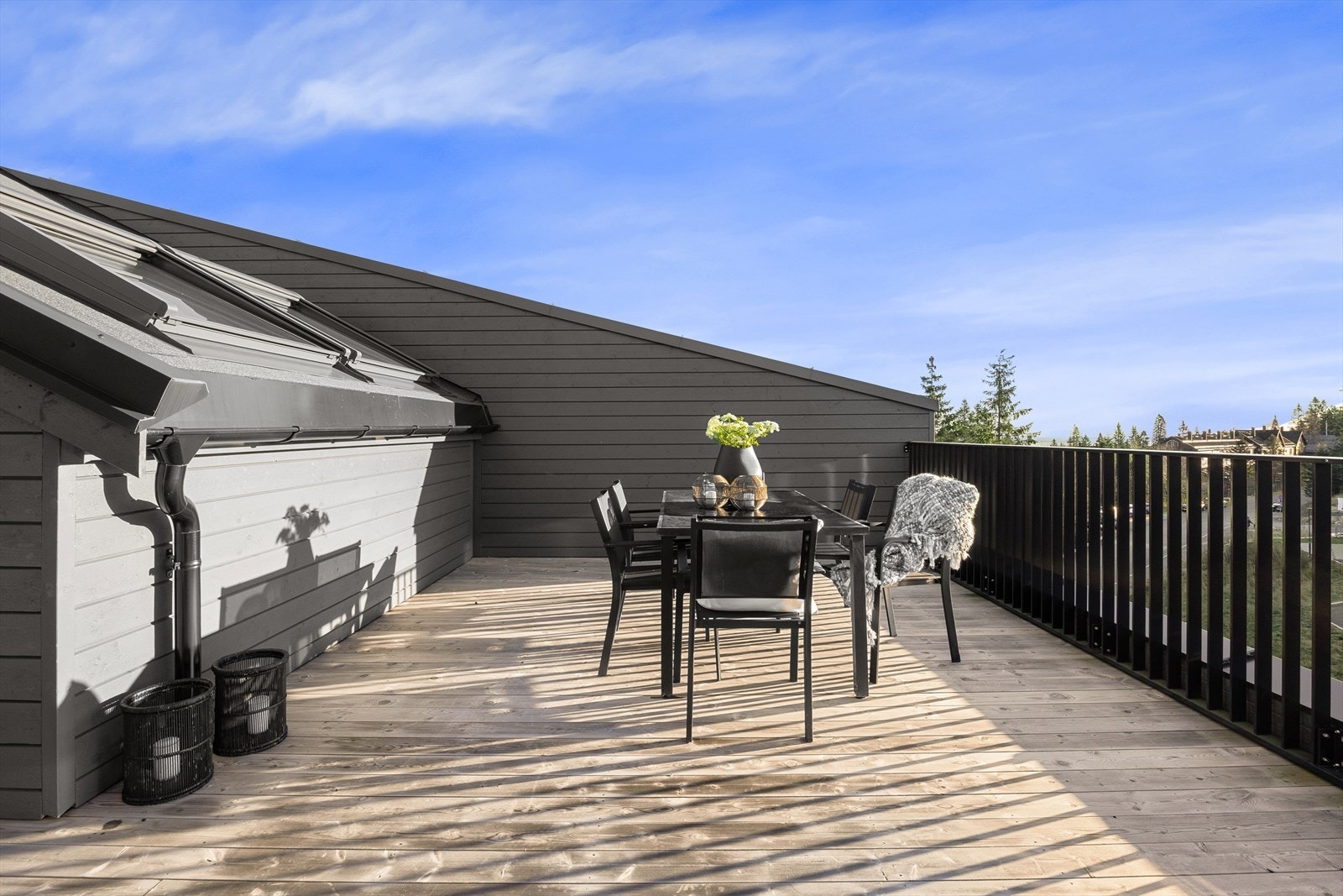 Bildet er fra takterrassen hos naboen som er tilnærmet lik. Galleribilde