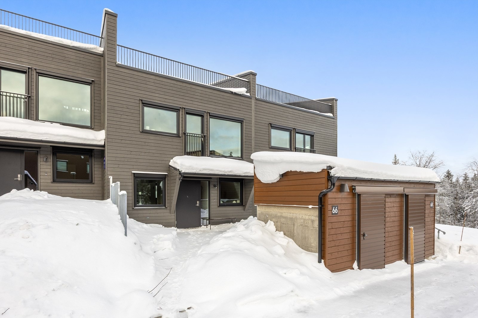 Rekkehus over tre plan med nydelig solrik takterrasse. Praktisk, utvendig sportsbod på ca 5 kvm ved inngangen. Garasjeplass. Galleribilde