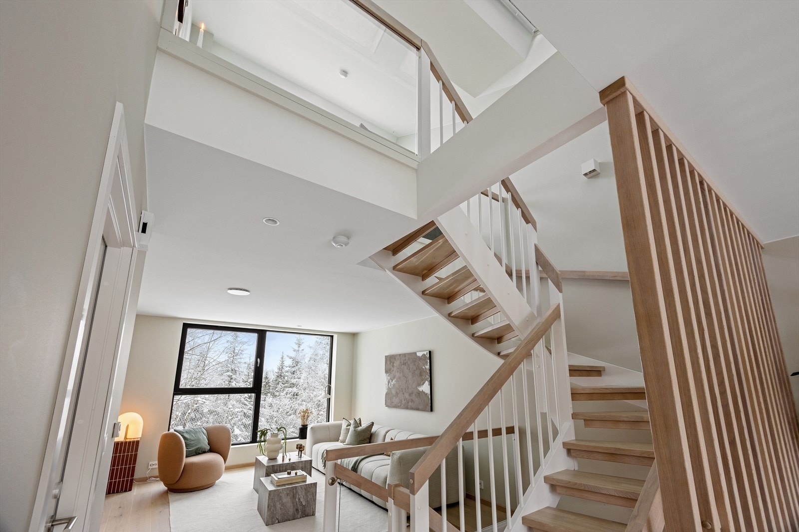 Trappen fra 1. etasje til 2. etasje har tette trinn og håndløper som matcher parketten. Det er bod under trappen. Her fra trappen mellom 2.etasje og loftstuen. Galleribilde