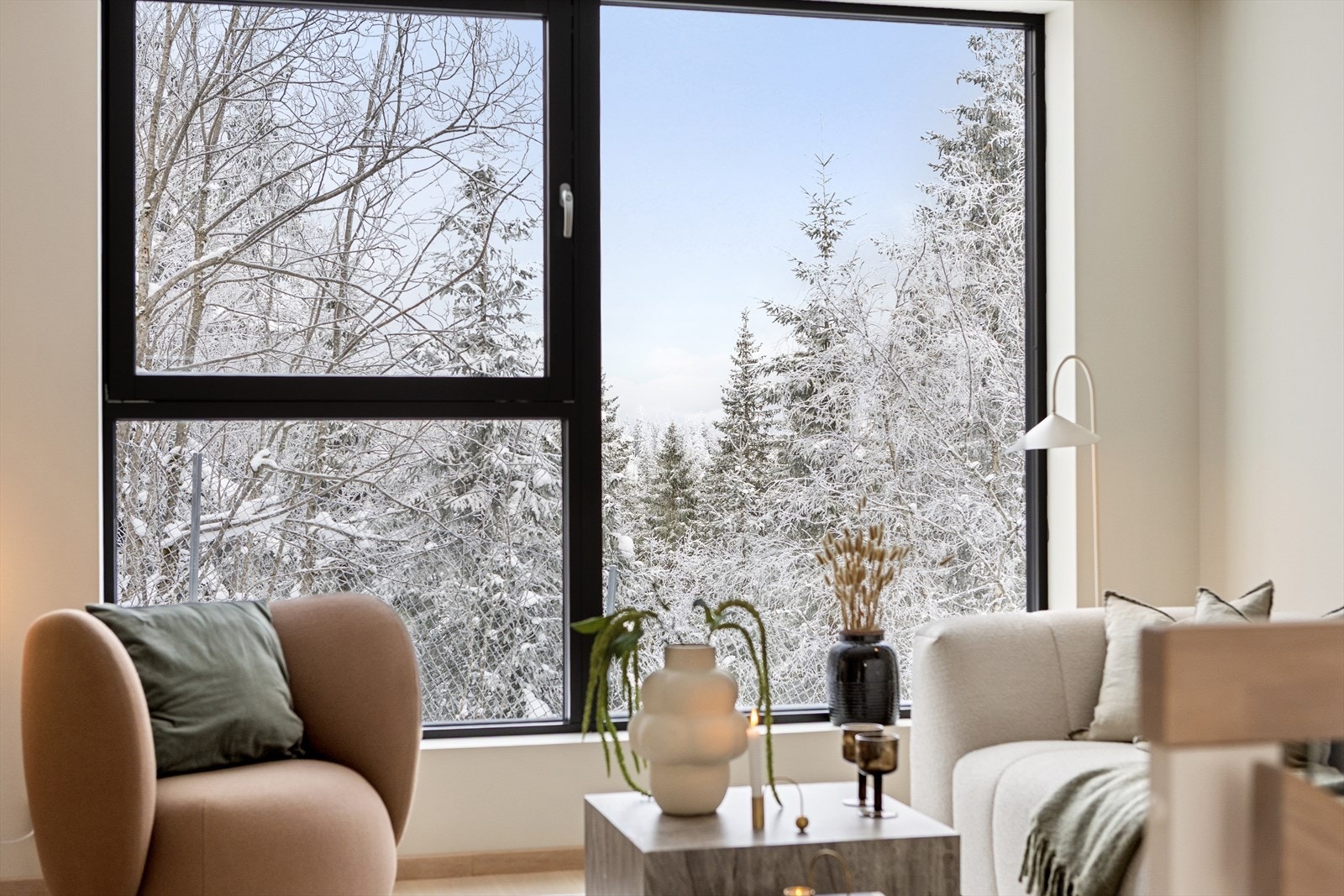 Rekkehuset har en luftig planløsning med store vinduer som gir utsyn rett mot skogen. Galleribilde