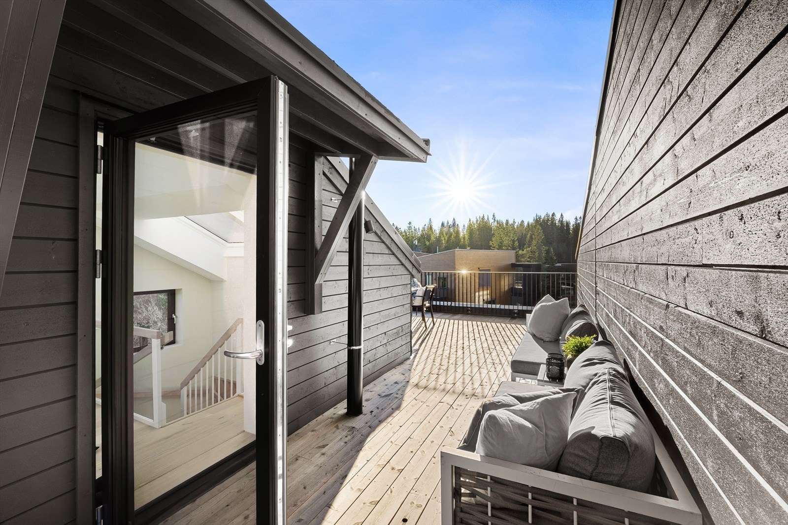 Bildet fra takterrassen er fra naboen som er tilnærmet lik. Galleribilde