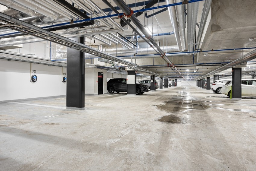 Det medfølger egen garasjeplass med elbillader i felles lukket garasjeannlegg under leilighetsblokken. Mulighet for kjøp av ekstra garasjeplass. Galleribilde