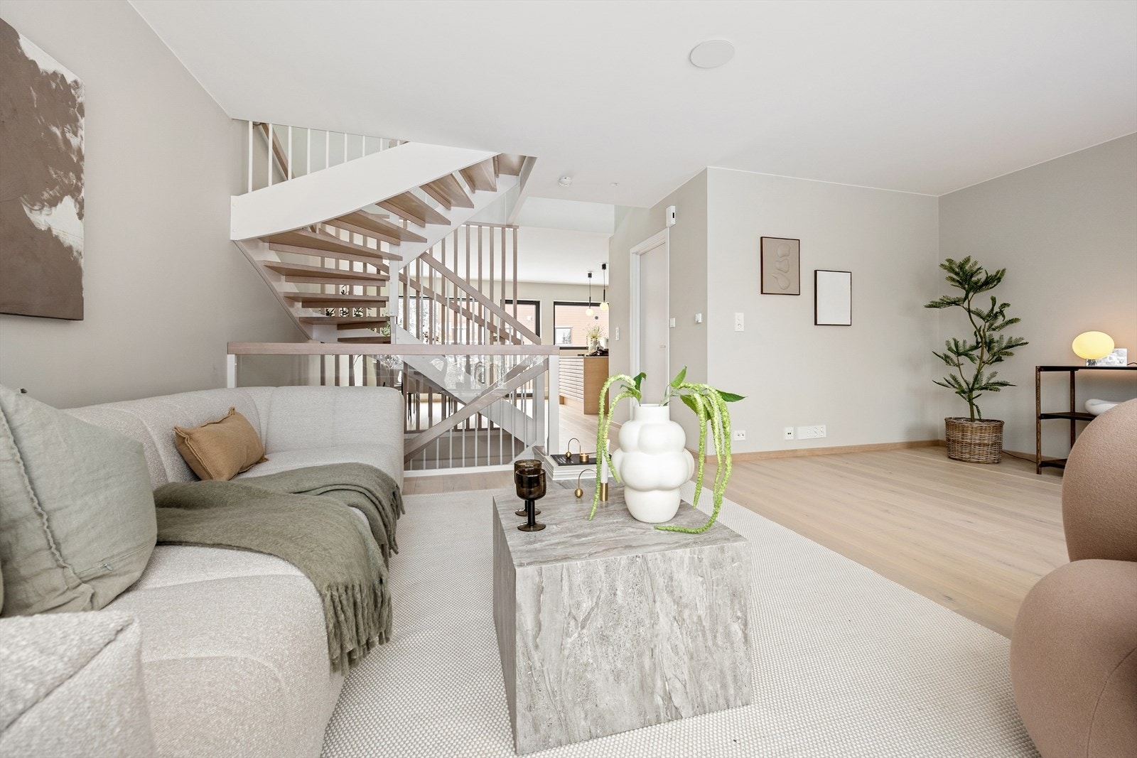 Stuen og kjøkkenet ligger åpent på hver sin side av trapperommet, med god kontakt mellom sonene. Galleribilde