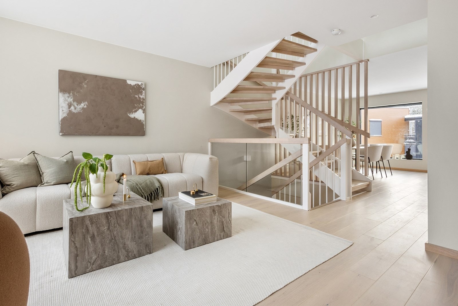 Stuen ligger luftig plassert i andre etasje. Sonene ligger åpent med kun trapperom og en praktisk bod mellom, noe som gir gjennomlys fra store vindusflater i begge ender, samt overlys fra takvinduer i trapperommet. Galleribilde