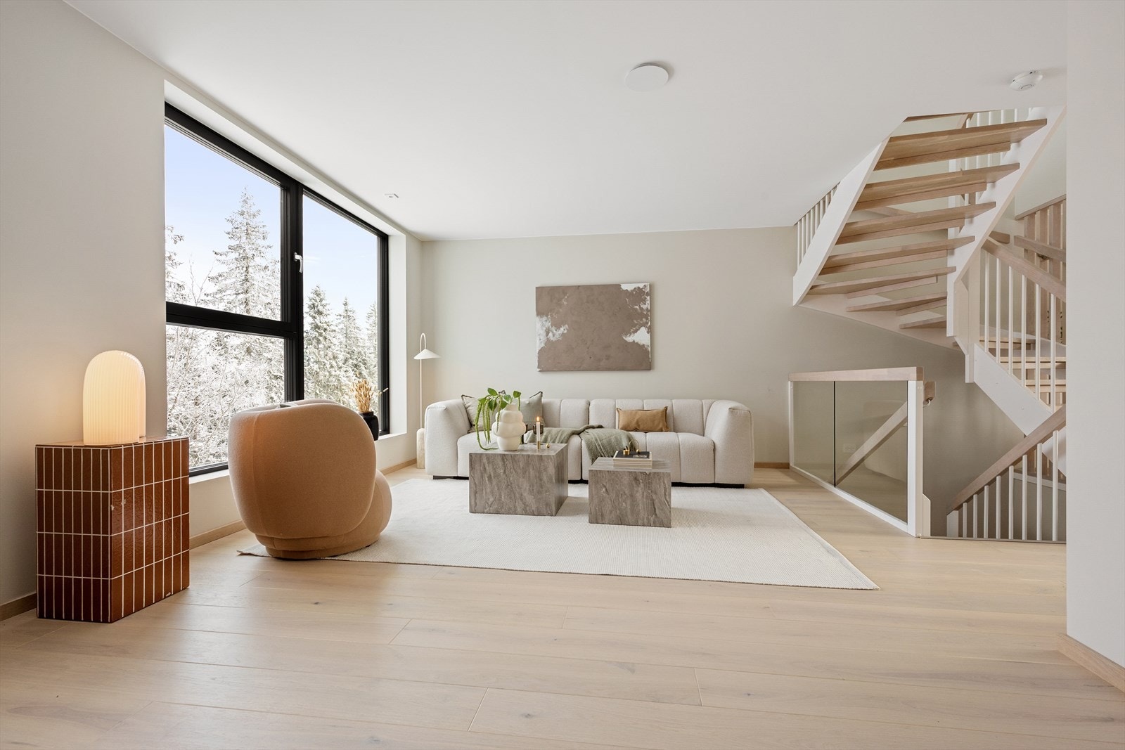 Hele rommet har vannbåren gulvvarme, enstavs parkettgulv i hvitpigmentert eik fra Barlinek, type cappuccino grande family, kombinert med glatte lyse veggflater og listefrie løsninger. Galleribilde