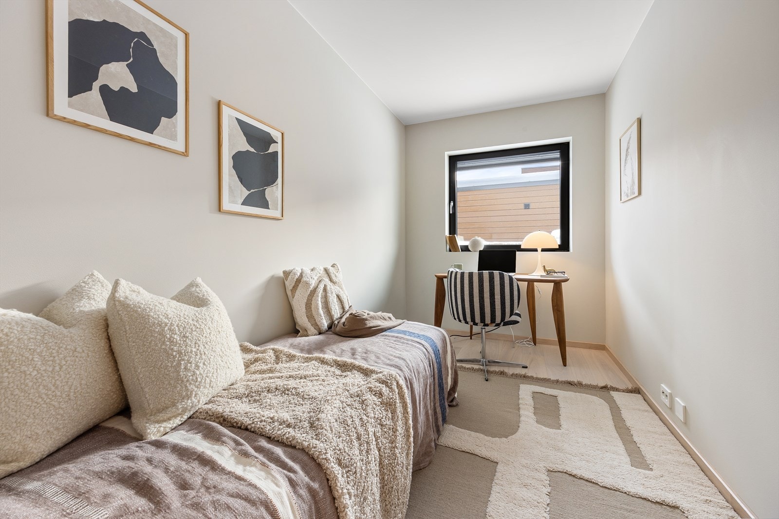 De to barnerommene har begge enstavs parkettgulv, lyse vegger og listefritt tak. Det er plass til senger og garderobeløsninger på hvert rom. Galleribilde