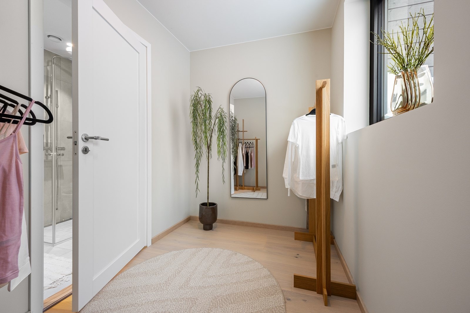 Omkledningsrommet har god plass til ønsket garderobeløsning. Et vindu gjør det ekstra lyst og trivelig. Galleribilde