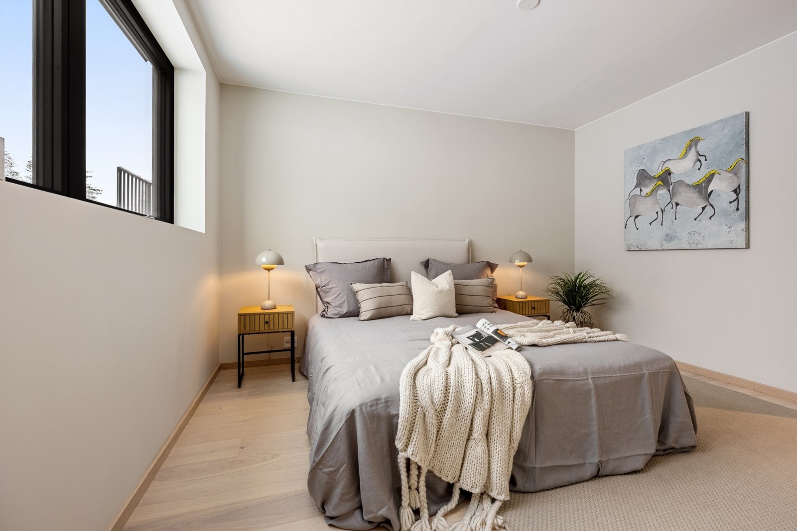 Hovedsoverommet ligger i suite med omkledningsrom og eget bad. Galleribilde