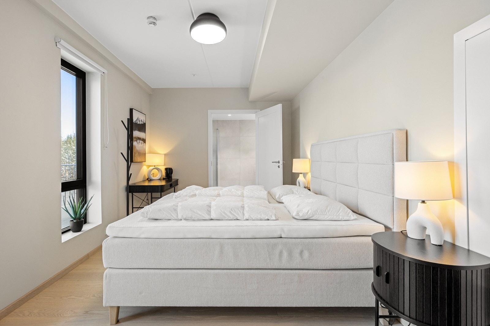 Både gjesteleilighet og gjestelokalet bookes gjennom Vibbo 250kr pr døgn. Galleribilde