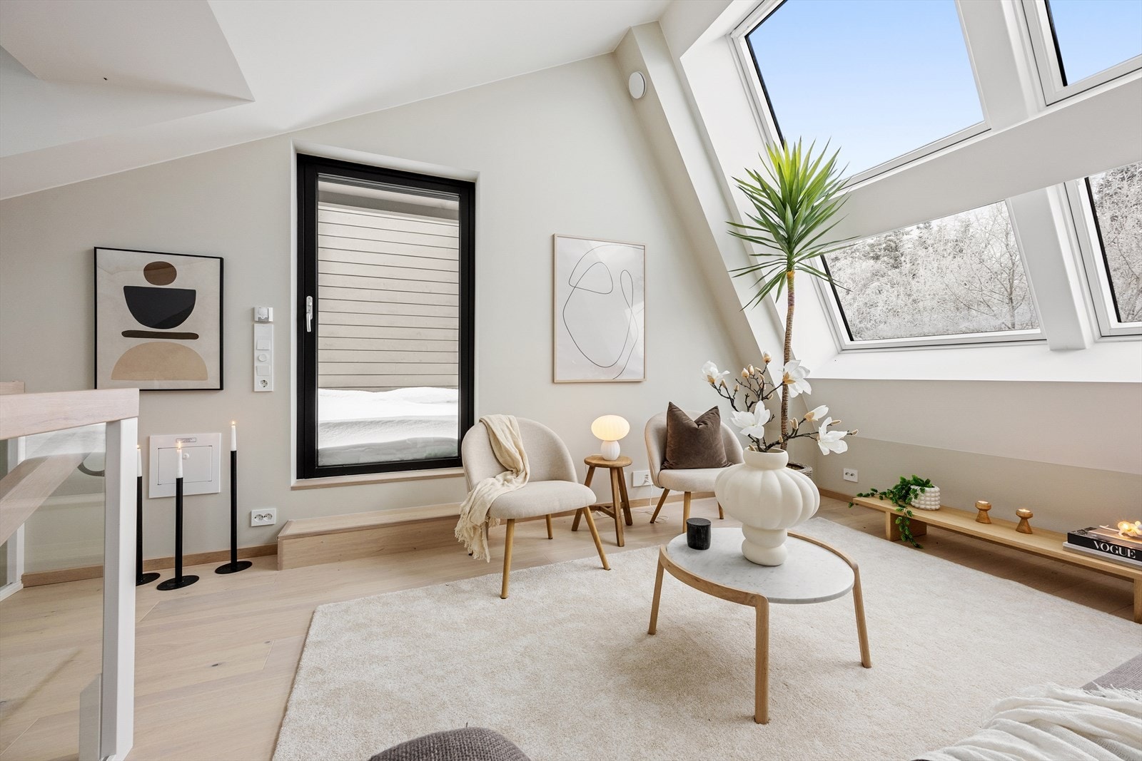 Loftstuen har mønet himling med god takhøyde, store takvinduer og utsyn mot skogen. Galleribilde