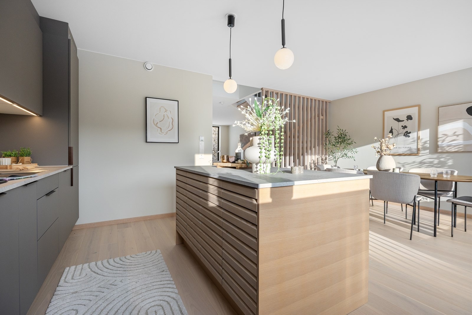 Kjøkkenet har en stor spisesone. Stuen og kjøkkenet ligger åpent på hver sin side av trapperommet, med god kontakt mellom sonene. Galleribilde