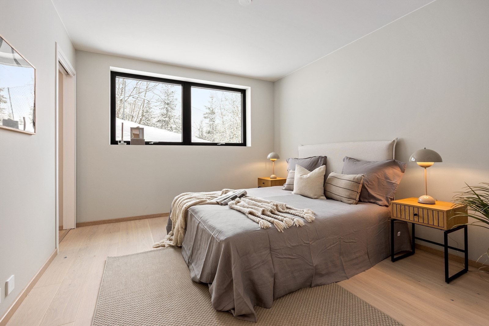 Rekkehuset har tre gode soverom, alle i første etasje, hvor det også er to delikate bad. Galleribilde