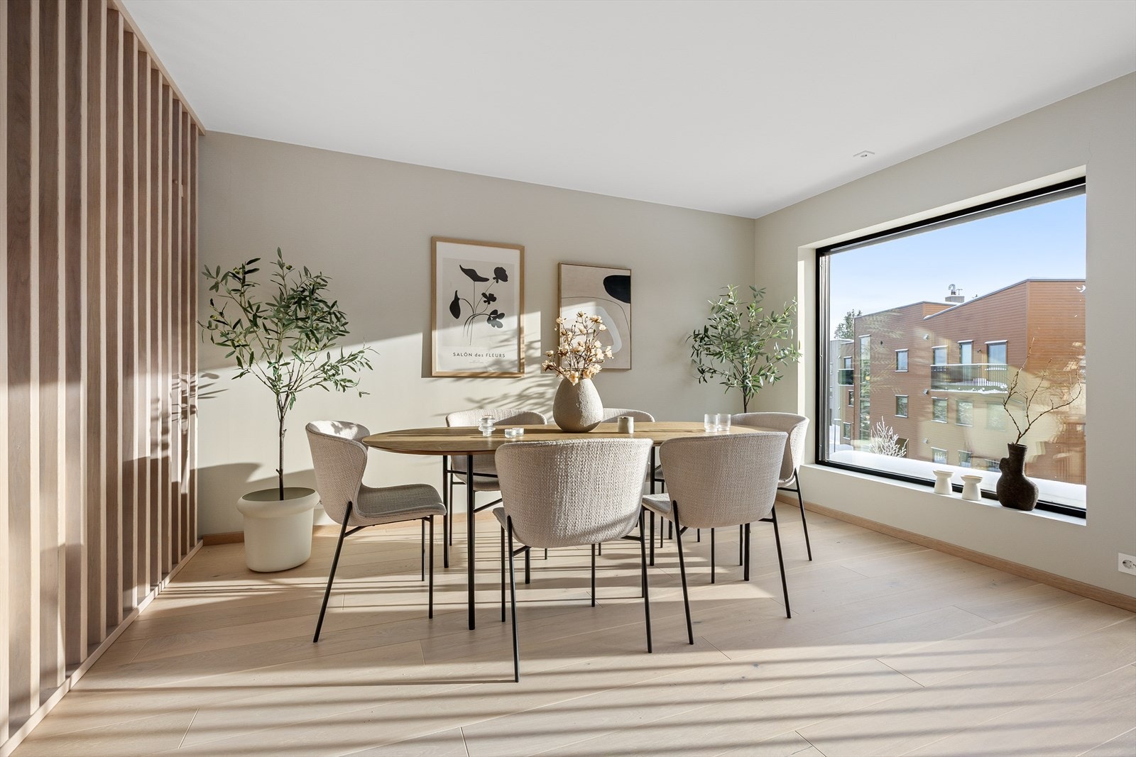 Kjøkkenet og spiseplassen bades i dagslys fra store vinduer og fransk balkong mot sydvest. Det er screens på vinduene. Galleribilde