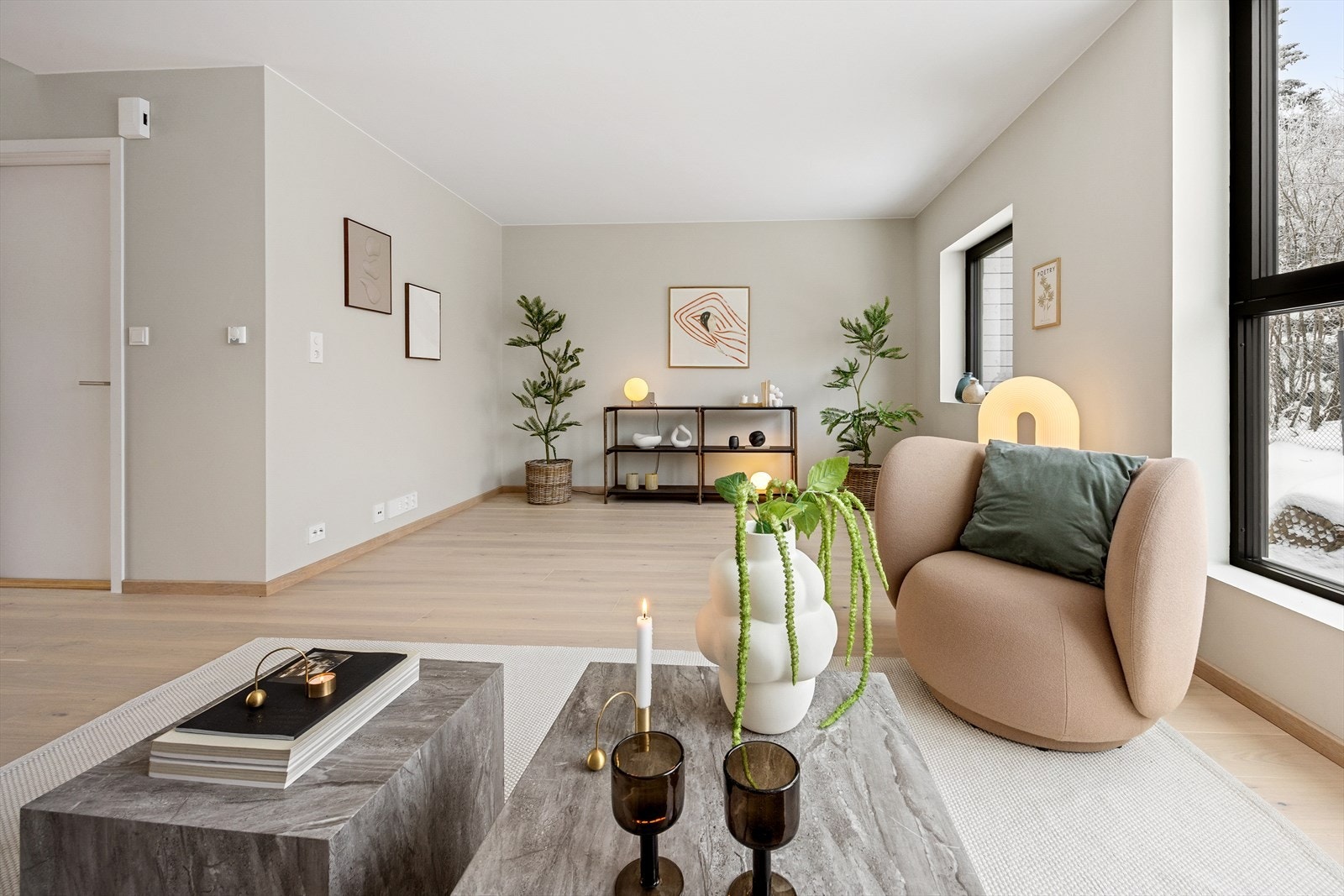 Stue med flere møbleringsmuligheter. Galleribilde