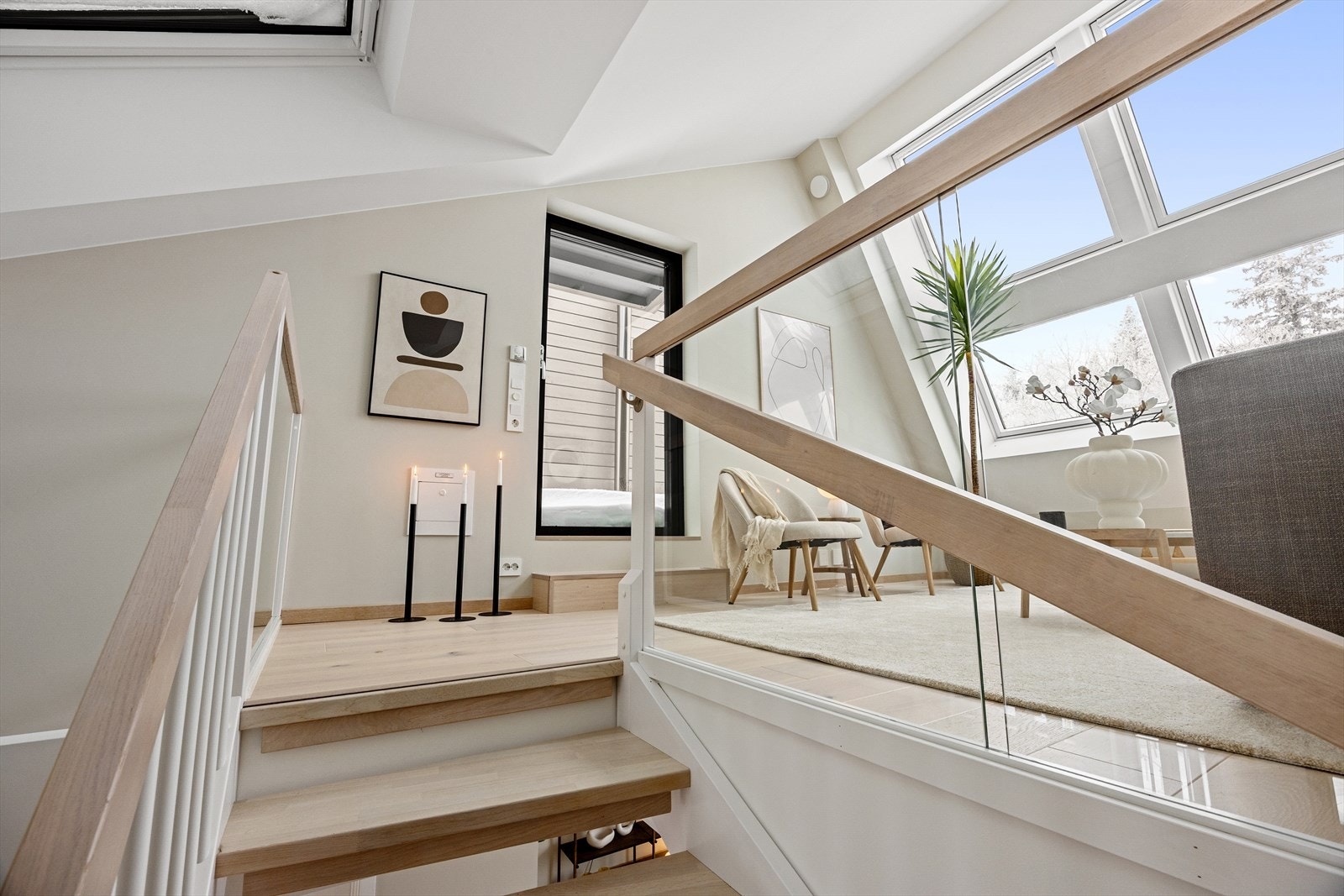 Nydelig loftstue med direkte utgang til takterrasse. Det fine arealet gir plass til en god tv-lounge, noe som kan bidra til ekstra spillerom og privatliv i hverdagen. Galleribilde