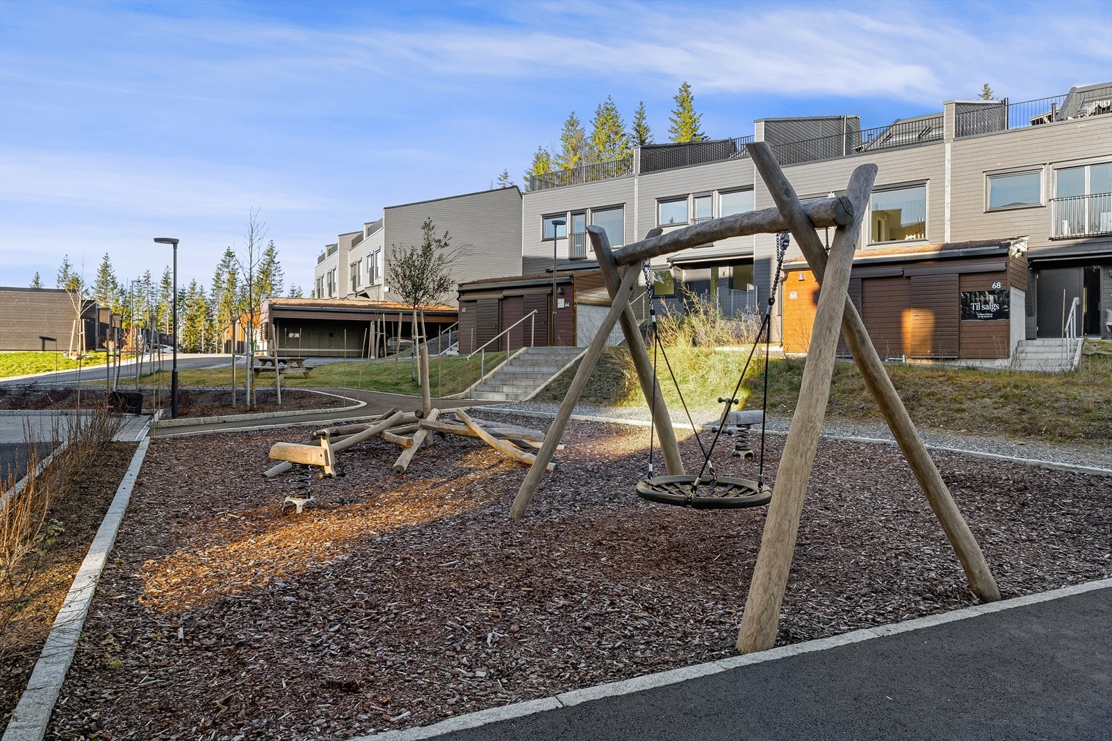 Nydelige opparbeidede fellesarealer. Området ligger helt inntil markagrensen, med mulighet for fantastiske naturopplevelser rett utenfor stuedøren, sommer som vinter. Perfekt for aktive familier. Galleribilde