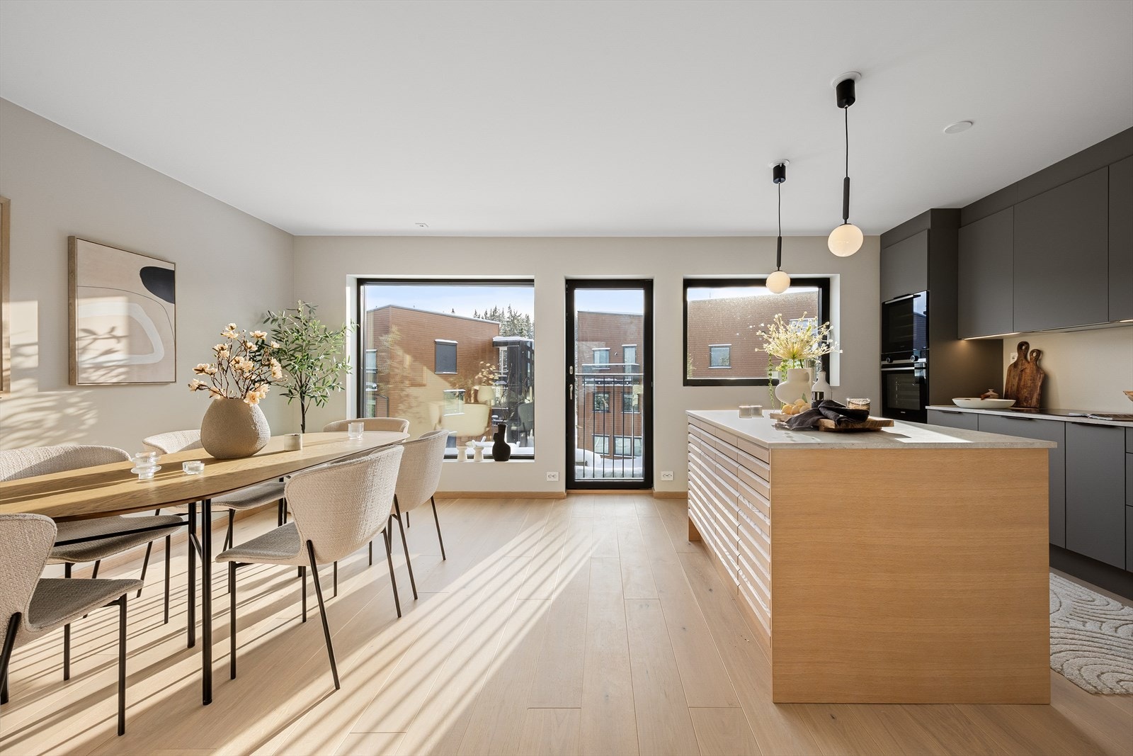 Kjøkkenet har en lekker innredning fra HTH, med stor øy og integrerte hvitevarer. Planløsningen legger godt til rette for et sosialt liv med venner og familie. Kjøkkenet har bra med skapplass og god arbeidsflyt. Galleribilde