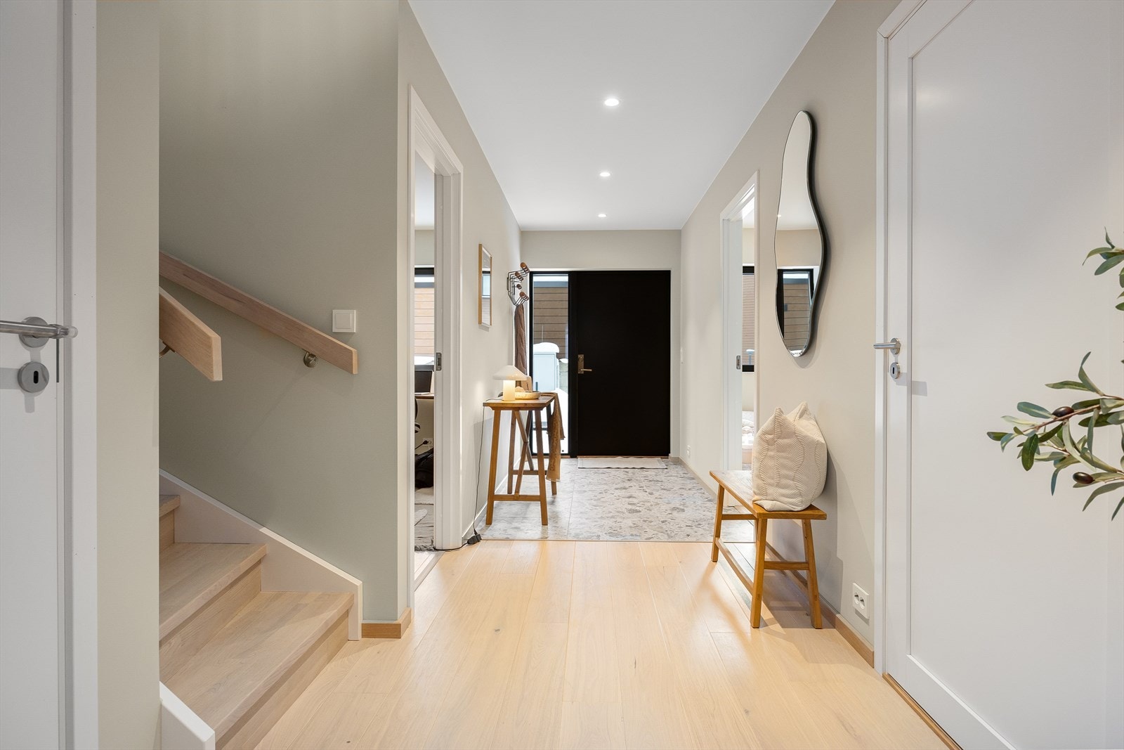 Det er en praktisk bod under trappen i 1.etasje. Entreen er lys og innbydende med steinmønstrede storformatfliser på gulvet i ytterste del. Galleribilde