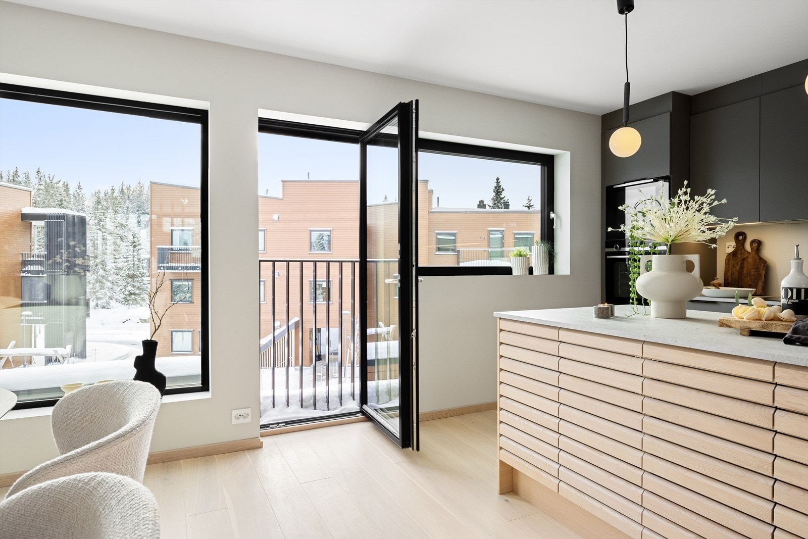 Fransk luftebalkong. Det er screens på vinduene. Galleribilde