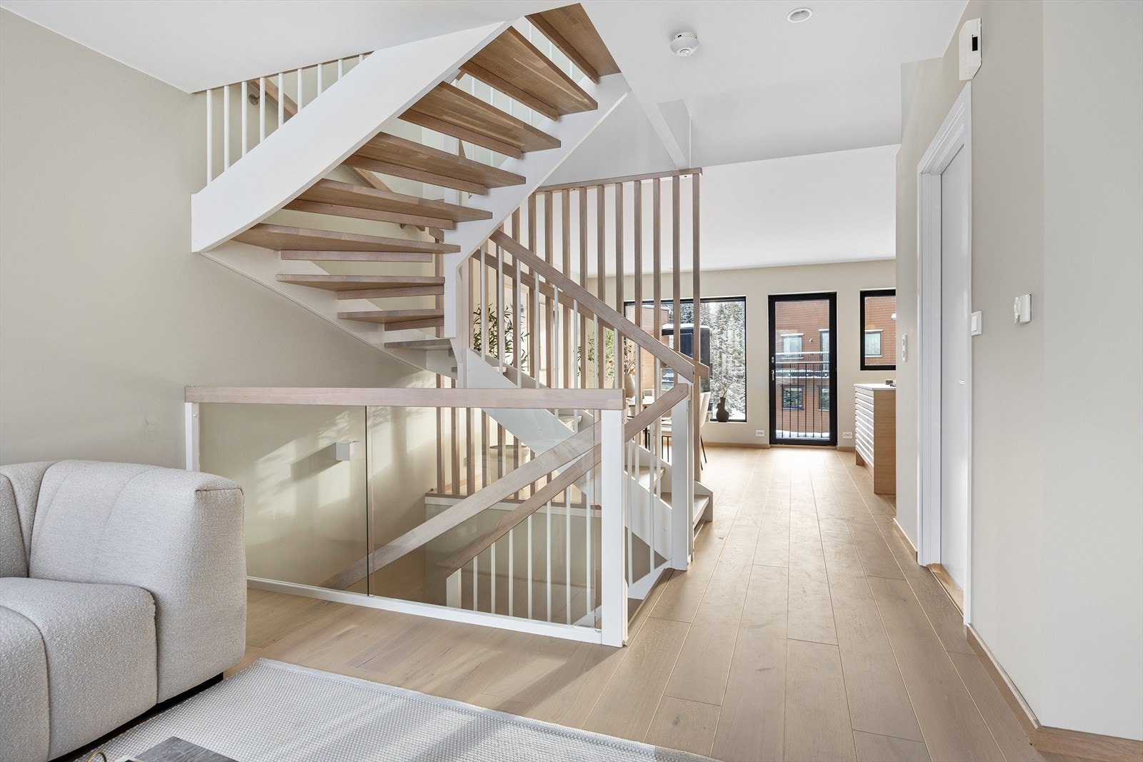 Rekkehuset har balansert ventilasjon for godt inneklima. Boden/teknisk rom i andre etasje ligger mellom stue- og kjøkkensone, og har mange gode bruksmuligheter. Galleribilde