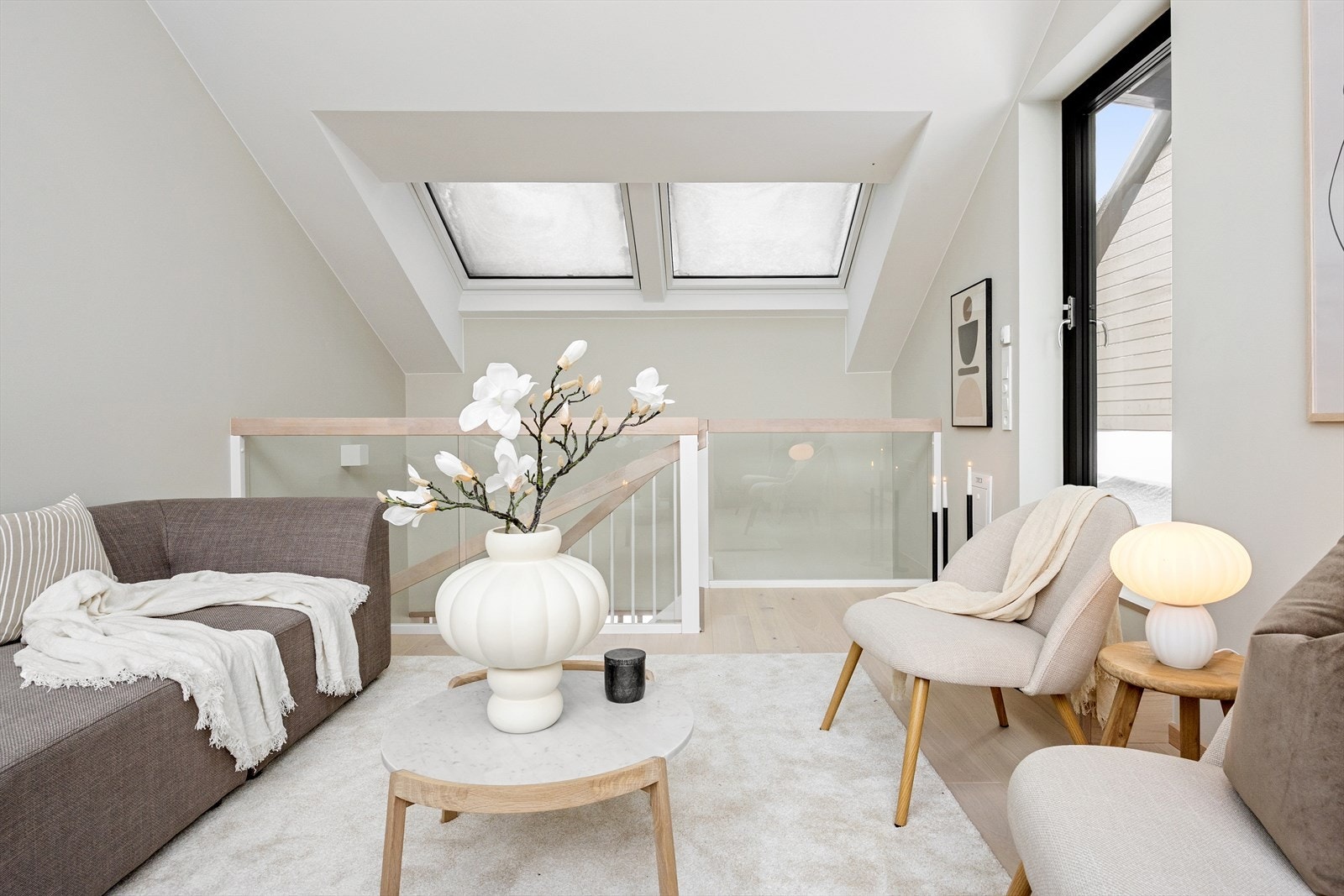 Trapperommet får overlys fra store takvinduer i loftstuen. Loftstuen er et deilig og luftig rom, en ekstra luksus i hverdagen. Galleribilde