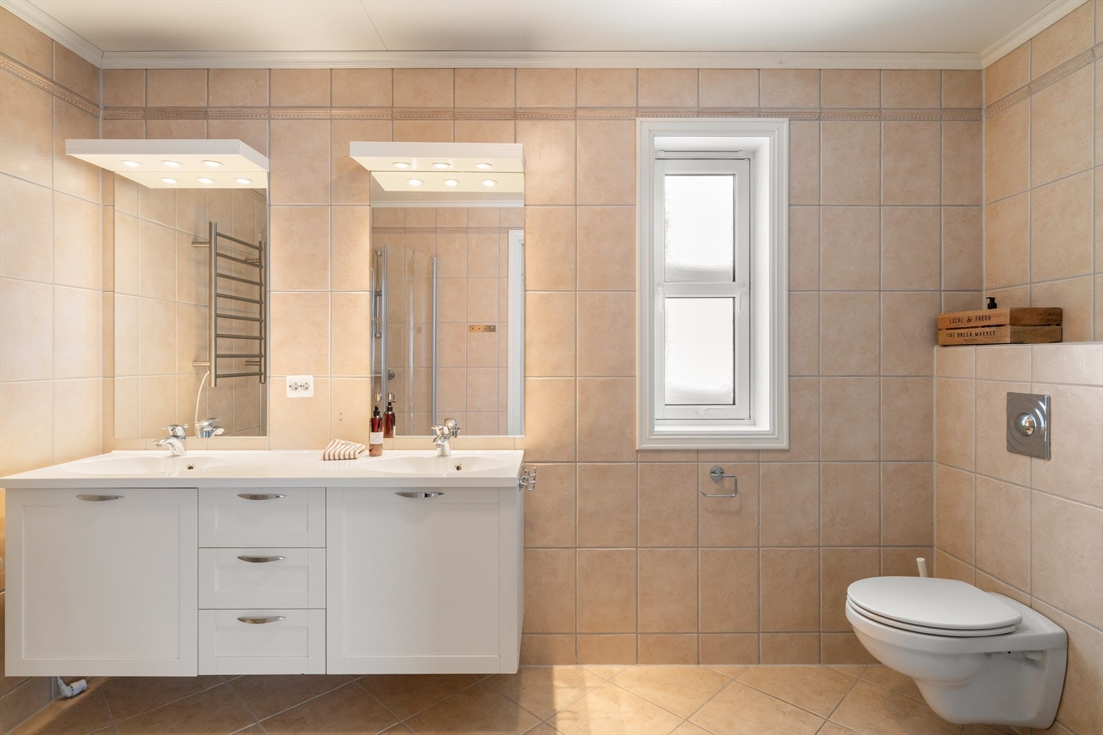 Dobbel servant, dusj og vegghengt toalett Galleribilde