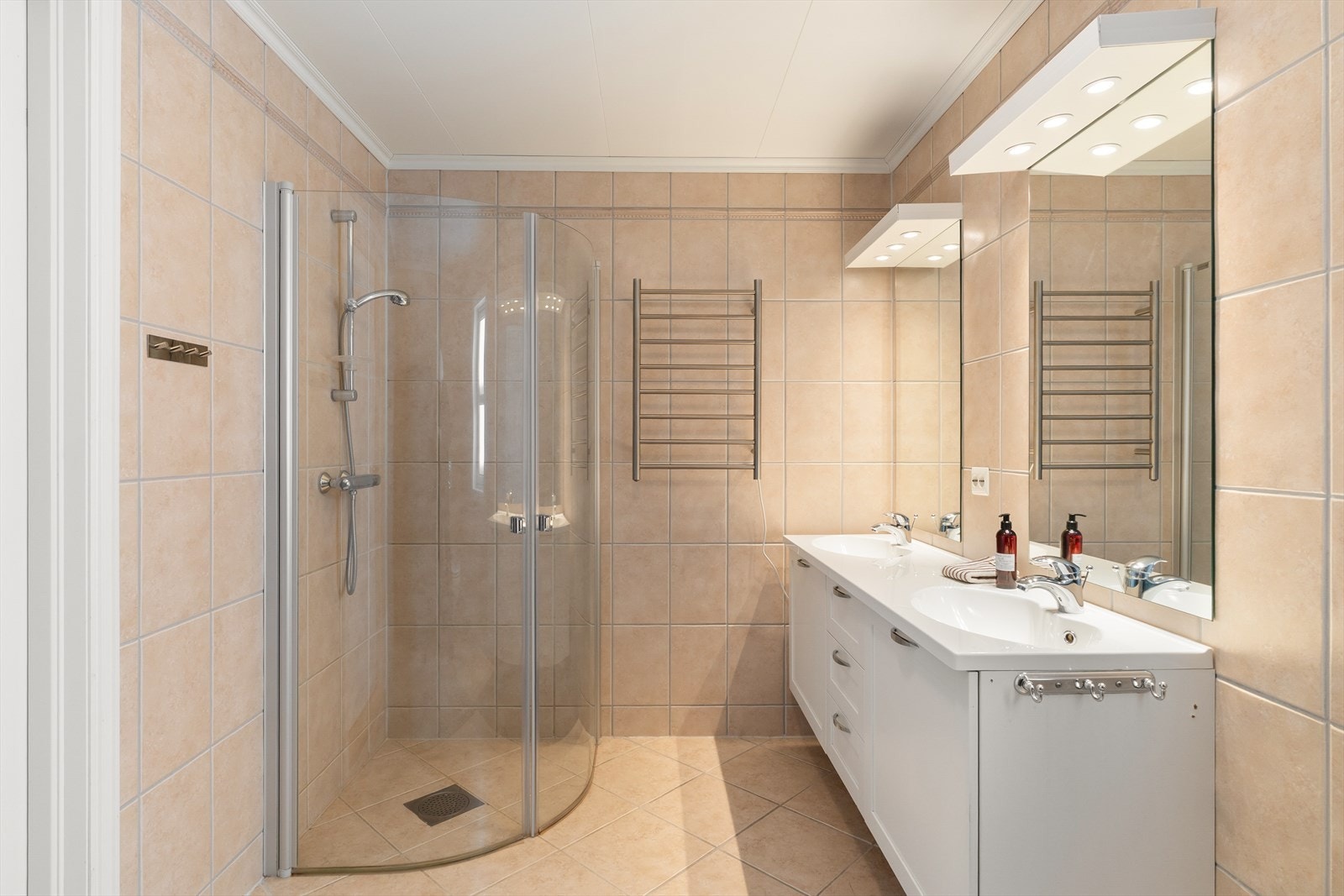 Pent, romslig og flislagt bad Galleribilde