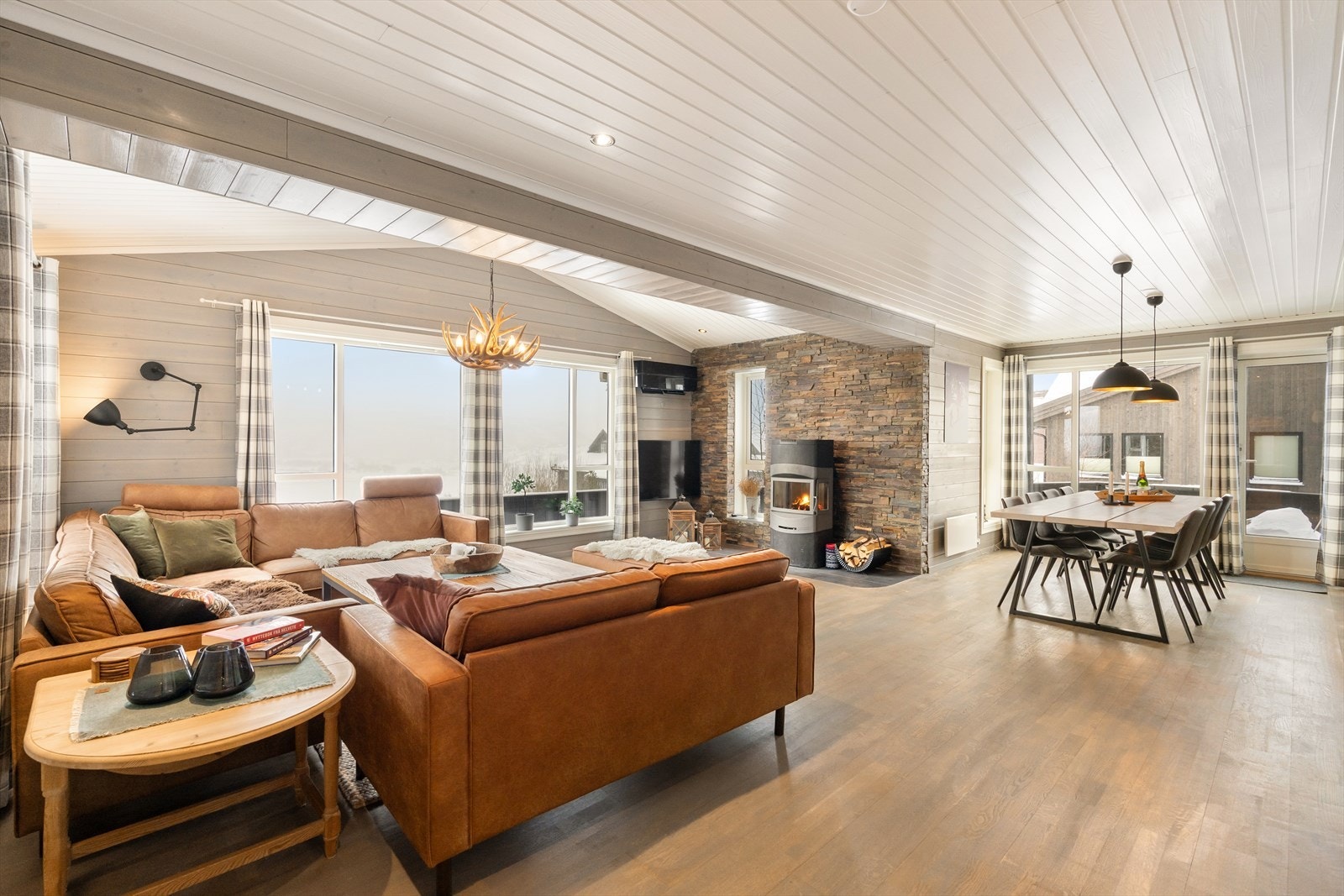 God plass til både salong og spisebord. Det er både varmepumpe og vedovn Galleribilde