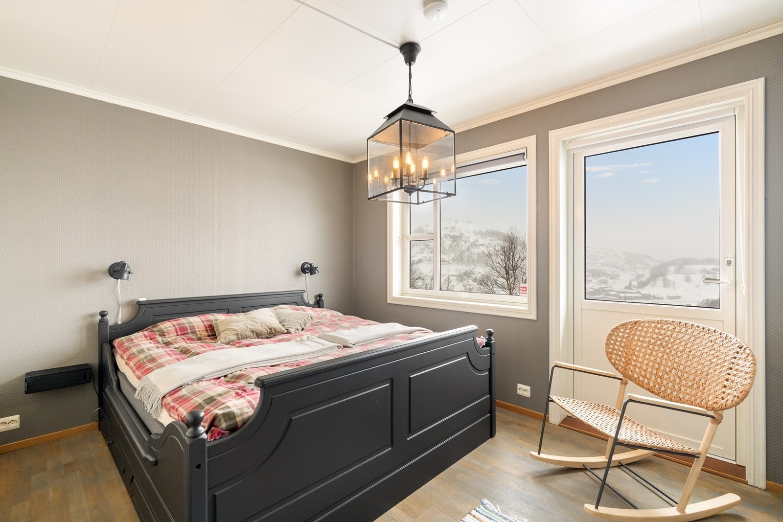 Hovedsoverom med garderobe og utgang til terrasse Galleribilde