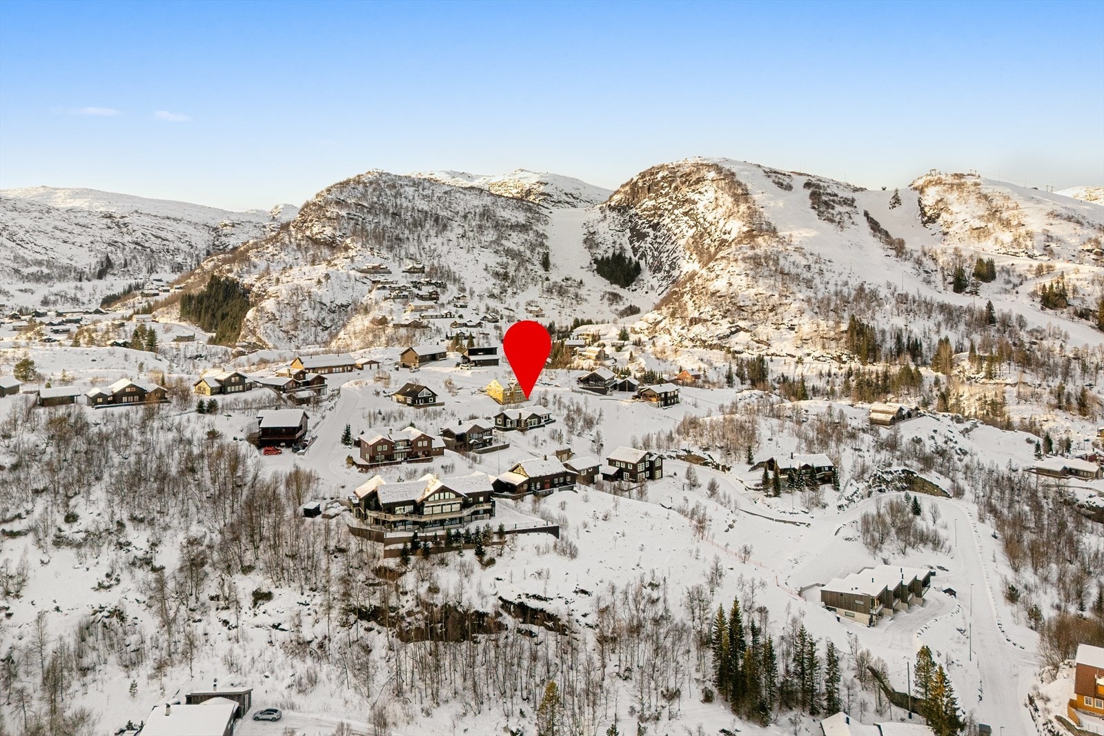 Brukervennlig og praktisk planløsning med alt på ett plan, samt gjennomført god og moderne standard. Selges med møbler og hvitevarer. Galleribilde