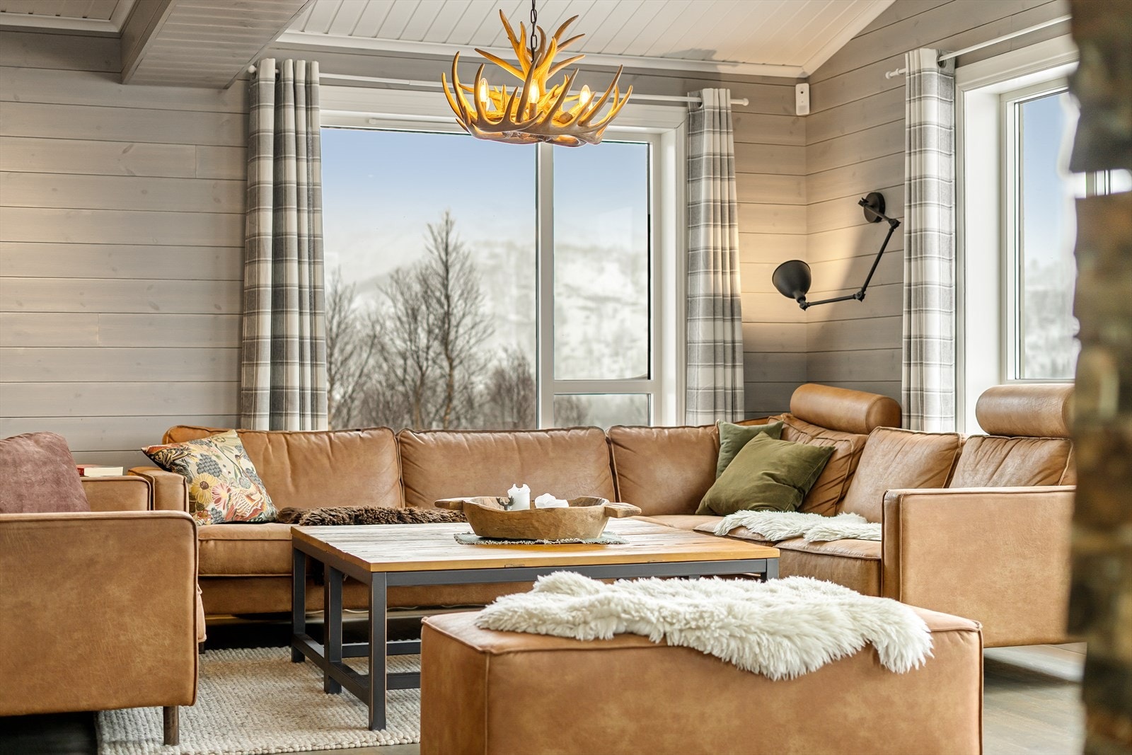 Stor stue med fine vindusflater og tidsriktige farger Galleribilde