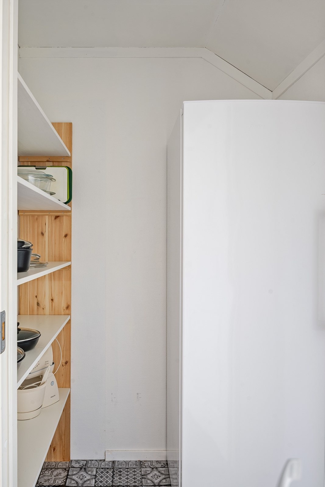 Her er det gode lagringsmuligheter i hyller, samt plass til ekstra kjøl/frys om ønskelig. Galleribilde