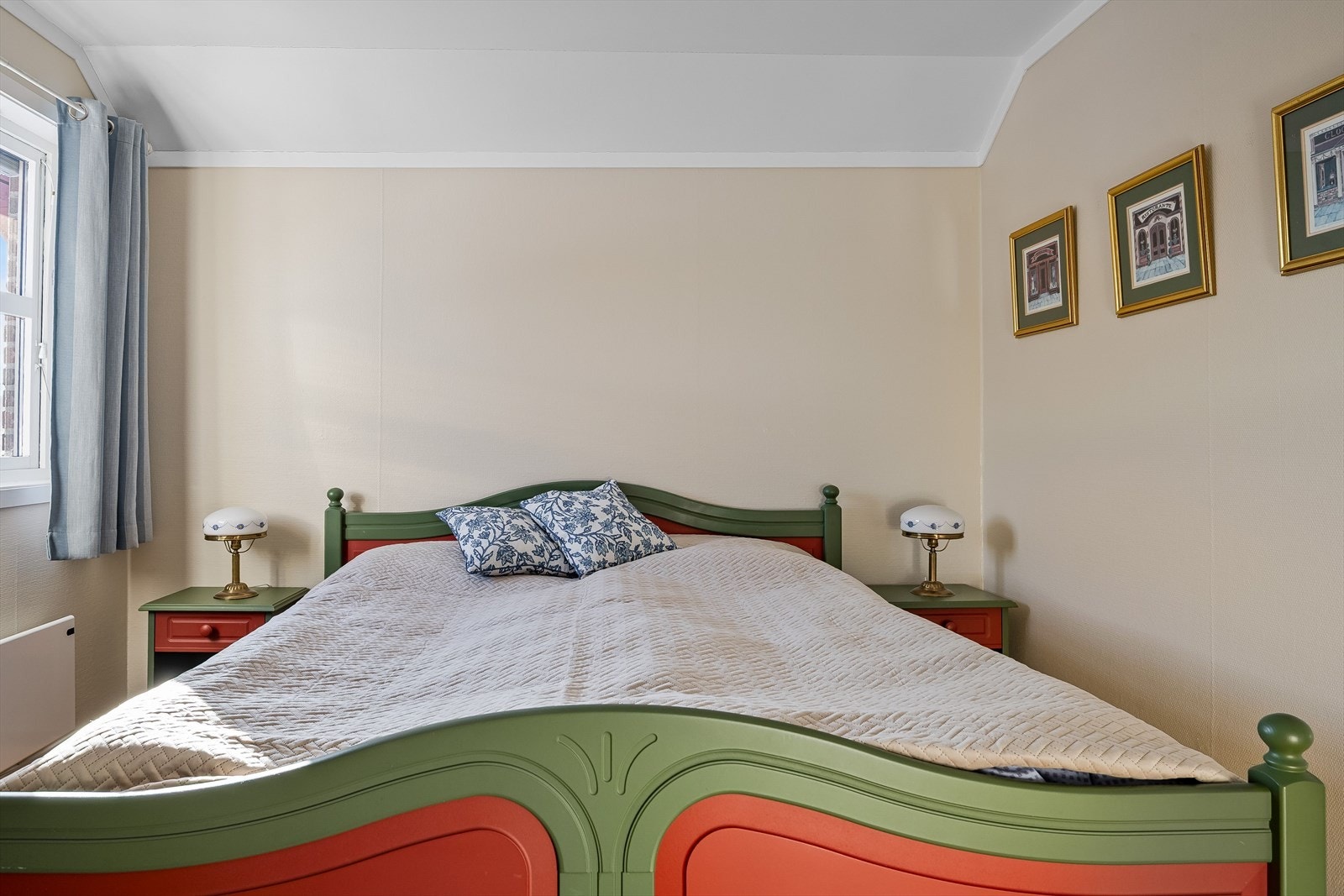 På soverommet er det naturlig plass til stor dobbeltseng med tilhørende nattbord. Galleribilde